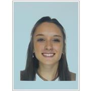 Giovane neolaureata impartisce lezioni di italiano e/o di lingua a studenti di scuole elementari e/o medie